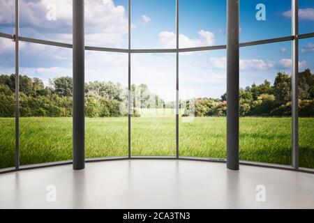Glasfenster eines leeren, runden Zimmers mit Blick auf die Landschaft. Windows-Rahmen mit Beschneidungspfad Stockfoto
