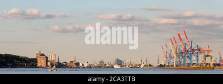 Panorama des Hamburger Hafens. Mit Blick auf Hafenkrane und die Skyline von Hamburg (inkl. Elbphilharmonie). Stockfoto