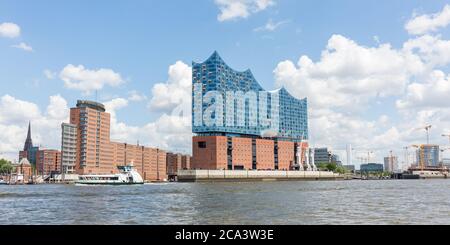 Panorama mit Elbphilharmonie und Elbe. Wahrzeichen von Hamburg. Stockfoto