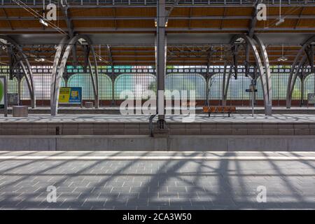 Innenansicht des Lübecker Hauptbahnhofs. Leer - keine Züge, keine Leute. Stockfoto