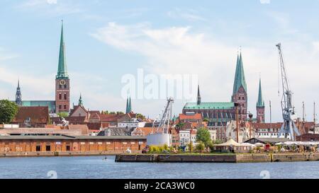 Stadtbild von Lübeck mit Kirchtürmen Stockfoto