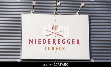 Nahaufnahme des Niederegger Lübecker Schildes an der Fassade des Hauptquartiers in Lübeck Stockfoto