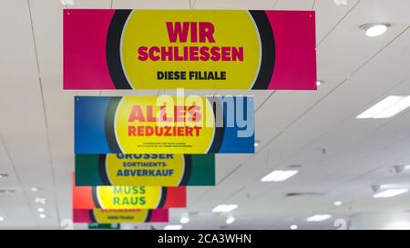 Schilder in der Galeria Kaufhof am Karlsplatz Stachus informieren die Kunden, dass alles aufgrund der dauerhaften Schließung der Filiale zum Verkauf steht. Stockfoto