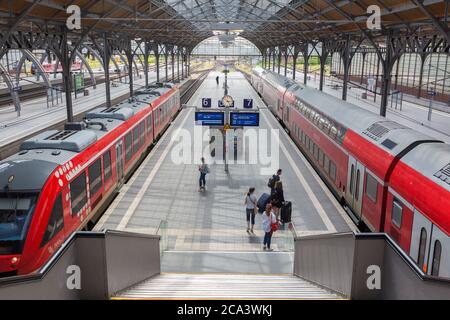 Ein Blick in den Lübecker Hauptbahnhof. Mit Regionalzügen der Deutschen Bahn. Stockfoto