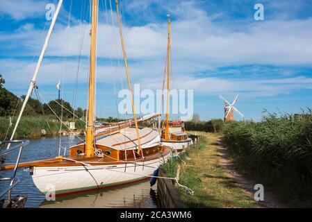 Norfolk Broads, Blick im Sommer auf Boote, die auf dem Abschleppweg bei Horsey im Nordosten der Norfolk Broads, East Anglia, England, Großbritannien, festgemacht sind Stockfoto