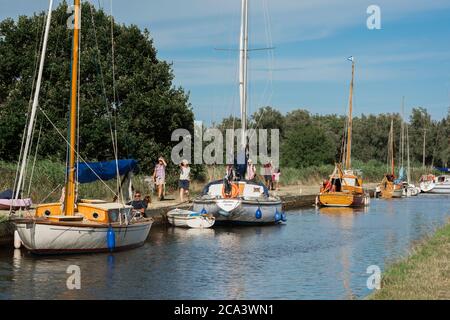 Norfolk Broads, Blick im Sommer auf Boote, die auf dem Abschleppweg bei Horsey im Nordosten der Norfolk Broads, East Anglia, England, Großbritannien, festgemacht sind Stockfoto