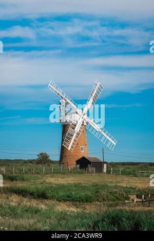 Norfolk Sommerlandschaft, Blick im Sommer auf die Horsey Windpumpe - eine Windmühle im Jahr 1912 im Nordosten des Norfolk Broads, Großbritannien gebaut Stockfoto