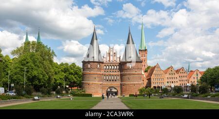Panorama mit dem Holstentor (Holstein-Tor). Historisches Stadttor von Lübeck. Stockfoto