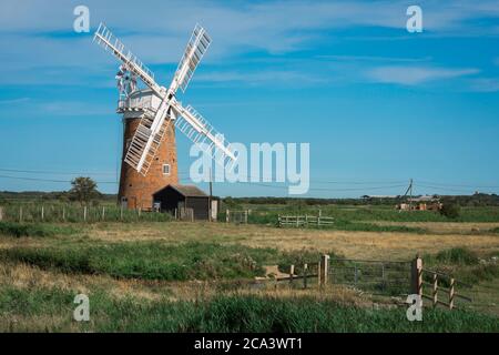 Norfolk Countryside, Blick im Sommer auf die Horsey Windpumpe - eine Windmühle im Jahr 1912 im Nordosten des Norfolk Broads, England, Großbritannien gebaut Stockfoto