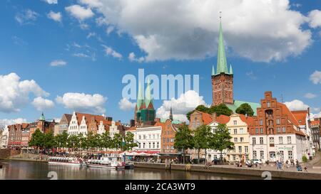 Stadtbild Lübeck mit Marienkirche (links) und Petrikirche (rechts) Stockfoto