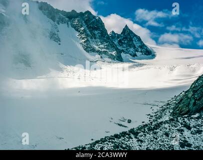 Das sind die Berge der Arolla Alpen in der Schweiz, die auf der alten Jäger-Hochgebirgshandelsroute zwischen der französischen Stadt Chamonix und der Schweizer Stadt Zermatt gesehen und überquert werden. Dies ist der Tour Gletscher und der breite Sattel, der Col du Trient an der französischen Schweizer Grenze am Rande der Aiguille d'la Tour ist, wie auf der Annäherung an die Swiss Alpine Club Besitz Cabane d' Orney neben dem Tour Gletscher gesehen. Stockfoto