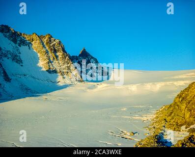 Das sind die Berge der Arolla Alpen in der Schweiz, die auf der alten Jäger-Hochgebirgshandelsroute zwischen der französischen Stadt Chamonix und der Schweizer Stadt Zermatt gesehen und überquert werden. Dies ist Tour Gletscher und der breite Sattel, der Col du Trient an der französischen Schweizer Grenze am Rande der Aiguille d'la Tour mit einer Klettergruppe auf der rechten Seite auf dem Zugang zum Swiss Alpine Club Besitz Cabane d' Orney befindet sich neben der Tour Gletscher. Stockfoto