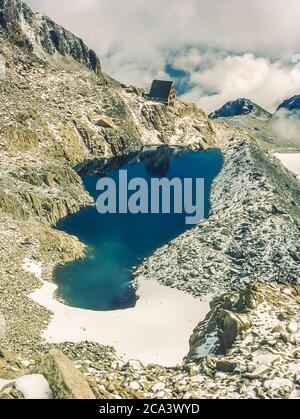 Schweiz. Das sind die Berge der Arolla Alpen in der Schweiz, die auf der alten Jäger-Hochgebirgshandelsroute zwischen der französischen Stadt Chamonix und der Schweizer Stadt Zermatt gesehen und überquert werden. Dies ist der Schweizer Alpine Club im Besitz Cabane d'Orney mit Blick auf den Aiguille d'la Tour Berg und Gletscher an der Grenze zu Frankreich Stockfoto