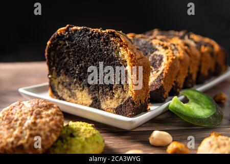 Sweet swiss Roll Roulette mit Karamell und Sahne und Milchschokolade Scherben darüber Stockfoto