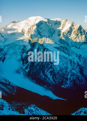 Schweiz. Das sind die Berge der Arolla Alpen in der Schweiz, die auf der alten Jäger-Hochgebirgshandelsroute zwischen der französischen Stadt Chamonix und der Schweizer Stadt Zermatt gesehen und überquert werden. Dies ist der Mont Velan, der Hauptberg hoch über dem Schweizer Dorf Bourg St Pierre im Mont Velan-Massiv Stockfoto