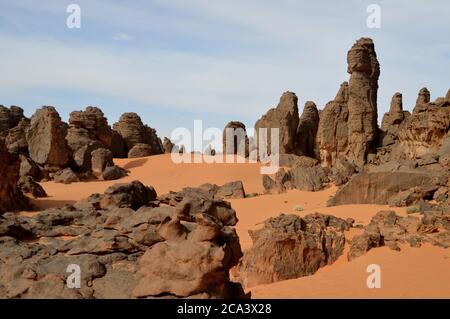 Algerien, Illizi, Tassili N'Ajjer Nationalpark: Teil des Waldes von bizarren Felsformationen und Sanddünen in der Nähe von Djanet. Stockfoto