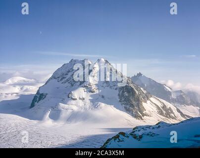 Schweiz. Arolla. Das sind die Berge der Arolla Alpen in der Schweiz, die auf der alten Jäger-Hochgebirgshandelsroute zwischen der französischen Stadt Chamonix und der Schweizer Stadt Zermatt, wie sie 1989 war, gesehen und überquert werden. Die Berge, die man von der Vignettes-Hütte über den Kopf des Otemma-Gletschers sieht, befinden sich links auf dem Mitre Peak und rechts auf dem L'Eveque Stockfoto