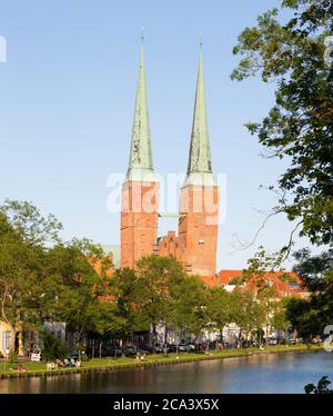 Blick auf die Kirchtürme des Lübecker Doms. River Trave im Vordergrund. Stockfoto