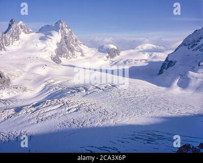 Schweiz. Arolla. Das sind die Berge der Arolla Alpen in der Schweiz, die auf der alten Jäger-Hochgebirgshandelsroute zwischen der französischen Stadt Chamonix und der Schweizer Stadt Zermatt gesehen und überquert werden. Die Berge, die man von der Vignettes Hütte über den Kopf des Otemma Gletschers sehen kann, sind auf der linken Mitre Peak und auf der rechten Seite L'Eveque Stockfoto