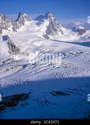 Schweiz. Arolla. Das sind die Berge der Arolla Alpen in der Schweiz, die auf der alten Jäger-Hochgebirgshandelsroute zwischen der französischen Stadt Chamonix und der Schweizer Stadt Zermatt gesehen und überquert werden. Die Berge, die man von der Vignettes Hütte über den Kopf des Otemma Gletschers sehen kann, sind auf der linken Mitre Peak und auf der rechten Seite L'Eveque Stockfoto