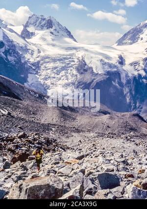 Dies sind die Berge der Arolla Alpen in der Schweiz, die auf der alten Jäger-Hochgebirgshandelsroute zwischen der französischen Stadt Chamonix und der Schweizer Stadt Zermatt gesehen und überquert werden, mit dem Petit Mont Collon in der Ferne Stockfoto