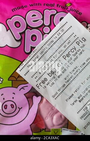 Kostenlose Tasche von Percy Pig wartet auf Sie in Ihrem Sparks Hub - Detail auf M&S Einkaufsquittung mit Packung Percy Pig Süßigkeiten mit echtem Fruchtsaft hergestellt Stockfoto