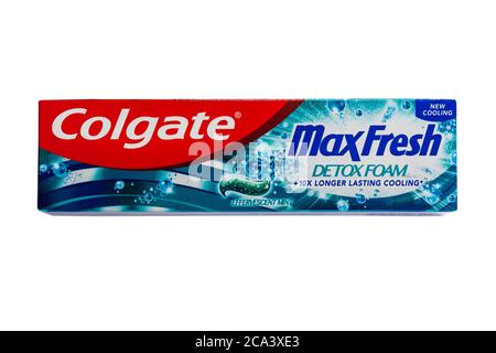 Box Colgate MaxFresh Detox Foam Zahnpasta, Colgate MaxFresh Detox Foam, isoliert auf weißem Hintergrund - Detox Zahnpasta Stockfoto