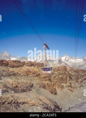 Zermatt, Schweiz. Es handelt sich um die Furi Furgg-Seilbahn in Richtung Obergabelhorn [rechts] und Dent Blanche [links], die von oberhalb des Schweizer Bergurlaubsortes Zermatt im Schweizer Kanton Wallis fährt. Stockfoto