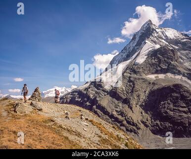 Dies ist der berühmte Matterhorn-Berg von Schönbiel mit dem markanten Hoernli-Rücken, im linken Profil, der Route, der Edward Whymper bei der ersten und tragischen Besteigung am 15. Juli 1865 folgte, als einige seiner Gefährten die gesamte Nordwand stürzten. Der mittlere Grat rechts ist der Zmuttgrat. Das Matterhorn ist das Herz und die Seele des Schweizer Bergurlaubsortes Zermatt im Schweizer Kanton Wallis. Stockfoto