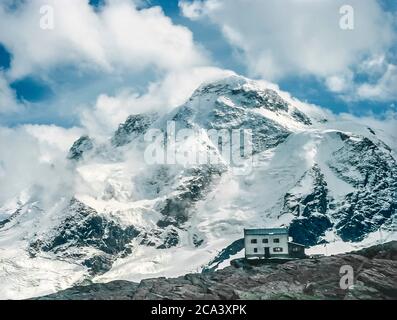 Schweiz. Zermatt. Dies ist die Nordwand des Breithorns, von der Berghütte Gandegg Inn hoch über dem Schweizer Bergort Zermatt im Schweizer Kanton Wallis aus gesehen Stockfoto