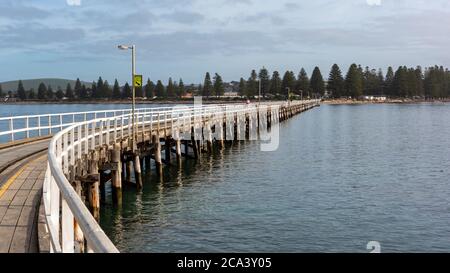 Aufnahme vom Granite Island Causeway mit Blick zurück nach Victor Harbor South Australia am 3. August 2020 Stockfoto