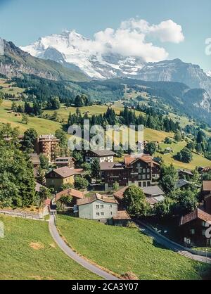 Wengen, Schweiz. Dies ist ein Luftbild, das in Richtung der Hauptstraße im Bergort Wengen im Lauterbrunnental im Berner Oberland der Schweiz mit der schneebedeckten Jungfrau in der Ferne blickt. Stockfoto