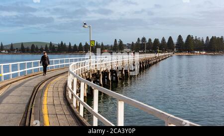 Aufnahme vom Granite Island Causeway mit Blick zurück nach Victor Harbor South Australia am 3. August 2020 Stockfoto