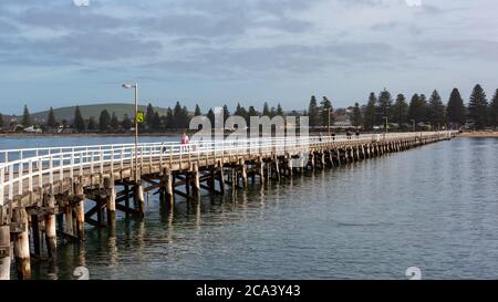 Aufnahme vom Granite Island Causeway mit Blick zurück nach Victor Harbor South Australia am 3. August 2020 Stockfoto