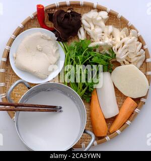 Draufsicht Rohstoff für flache Reisknödel, Karotten, Pilze, Tofu, Rettich, Yamsbohne, Reismehl, hausgemachte Speisen, veganes Reiskuchenblatt, ein besonderer Hue Stockfoto