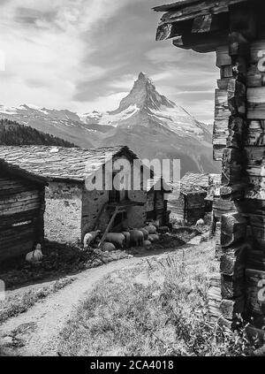 Schweiz. Zermatt. Das ist der Blick auf den ikonischen Matterhorn Berg vom Dorf Findeln in der Nähe des Schweizer Bergurlaubsortes Zermatt im Schweizer Kanton Wallis Stockfoto