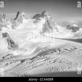 Schweiz. Arolla. Das sind die Berge der Arolla Alpen in der Schweiz, die auf der alten Jäger-Hochgebirgshandelsroute zwischen der französischen Stadt Chamonix und der Schweizer Stadt Zermatt gesehen und überquert werden. Die Berge, die man von der Vignettes Hütte über den Kopf des Otemma Gletschers sehen kann, sind auf der linken Mitre Peak und auf der rechten Seite L'Eveque Stockfoto