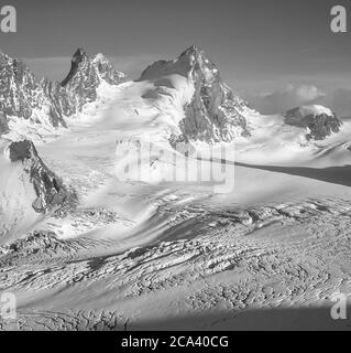 Schweiz. Arolla. Das sind die Berge der Arolla Alpen in der Schweiz, die auf der alten Jäger-Hochgebirgshandelsroute zwischen der französischen Stadt Chamonix und der Schweizer Stadt Zermatt gesehen und überquert werden. Die Berge, die man von der Vignettes Hütte über den Kopf des Otemma Gletschers sehen kann, sind auf der linken Mitre Peak und auf der rechten Seite L'Eveque Stockfoto