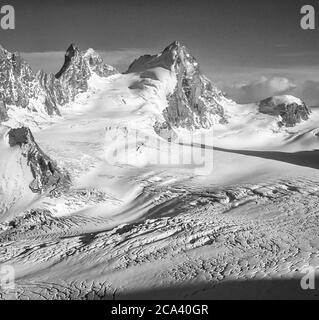 Schweiz. Arolla. Das sind die Berge der Arolla Alpen in der Schweiz, die auf der alten Jäger-Hochgebirgshandelsroute zwischen der französischen Stadt Chamonix und der Schweizer Stadt Zermatt gesehen und überquert werden. Die Berge, die man von der Vignettes Hütte über den Kopf des Otemma Gletschers sehen kann, sind auf der linken Mitre Peak und auf der rechten Seite L'Eveque Stockfoto