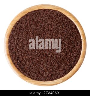 Gemahlener gerösteter Kaffee Bohnen in Houten auf weißem Hintergrund mit Freistellungspfad isoliert Stockfoto