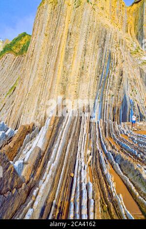 Steil gekippte Schichten von Flysch, Flysch Cliffs, Baskische Küste UNESCO Global Geopark, European Geopark Network, Zumaia, Guipúzcoa, Baskenland, Spanien Stockfoto