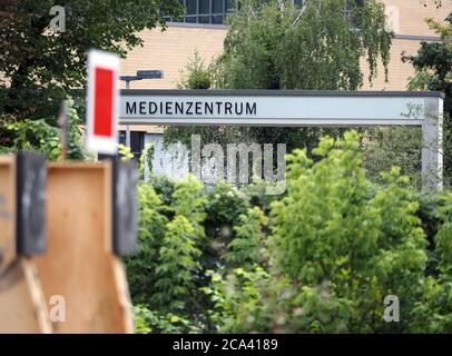Potsdam, Deutschland. Juli 2020. Der Eingang zum Medienzentrum in der Friedrich-Engels-Straße hinter den Büschen auf dem Bahngelände.Quelle: Soeren Sache/dpa-Zentralbild/ZB/dpa/Alamy Live News Stockfoto