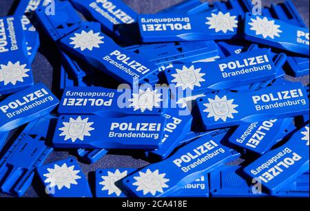 Michendorf, Deutschland. Juli 2020. Messgeräte für die Profiltiefe eines Autoreifens mit dem Aufdruck 'Polizei Brandenburg' stehen auf einem Tisch. Quelle: Soeren Stache/dpa-Zentralbild/ZB/dpa/Alamy Live News Stockfoto