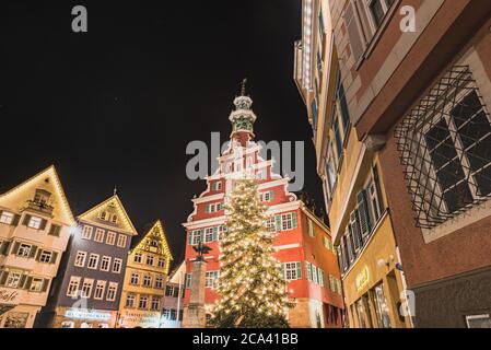 Ein Weihnachtsbaum steht neben dem Esslinger Alten Rathaus (Altes Rathaus) Bei klarer Nacht auf dem mittelalterlichen Rathausplatz (Rathausplatz) Stockfoto