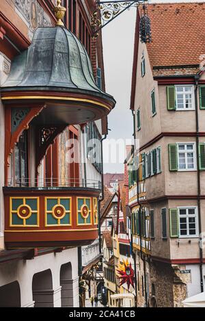 Das Rathaus von Tübingen und sein kleiner Balkon mit einer engen, mittelalterlichen Straße im am Markt vermitteln einen antiken architektonischen Wohnstil Stockfoto