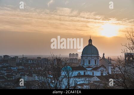 Cattedrale Santa Maria Assunta dominiert die Skyline der Stadt von Colle Cidneo. Die Expansion der Stadt unterstreicht die gesellschaftliche Entwicklung und das Wachstum Stockfoto