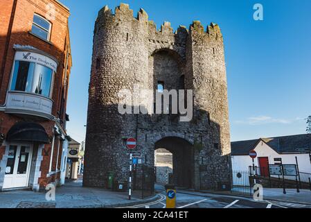 Saint Laurence Gate ist der einzige archäologische Fund von Drogheda historischen Steinmauern in der Altstadt auf St Laurence Straße - Drogheda, Irland Stockfoto