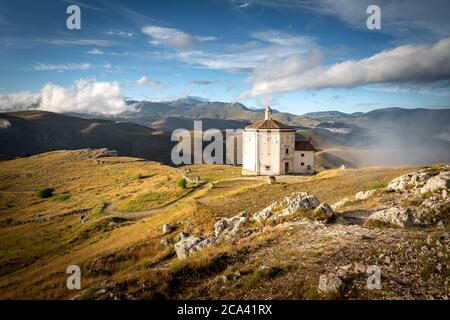 Isolierte Kirche im Nationalpark Gran Sasso, Abruzzen, Italien Stockfoto