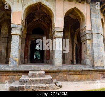 Mughal Architektur innerhalb Lodhi Gardens, Delhi, Indien, Bögen innerhalb der drei-Kuppelmoschee in Lodhi Gardens soll die Freitag Moschee für sein Stockfoto