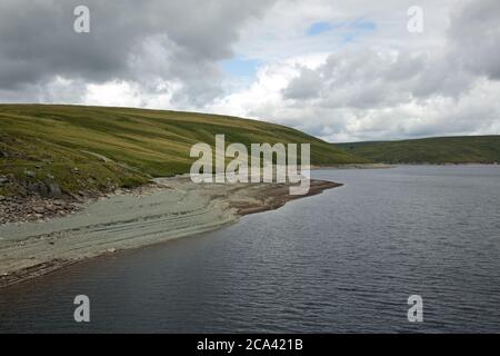 Niedriger Wasserstand auf dem Claerwen-Stausee im Elan-Tal, Powys, Wales, Großbritannien. Stockfoto